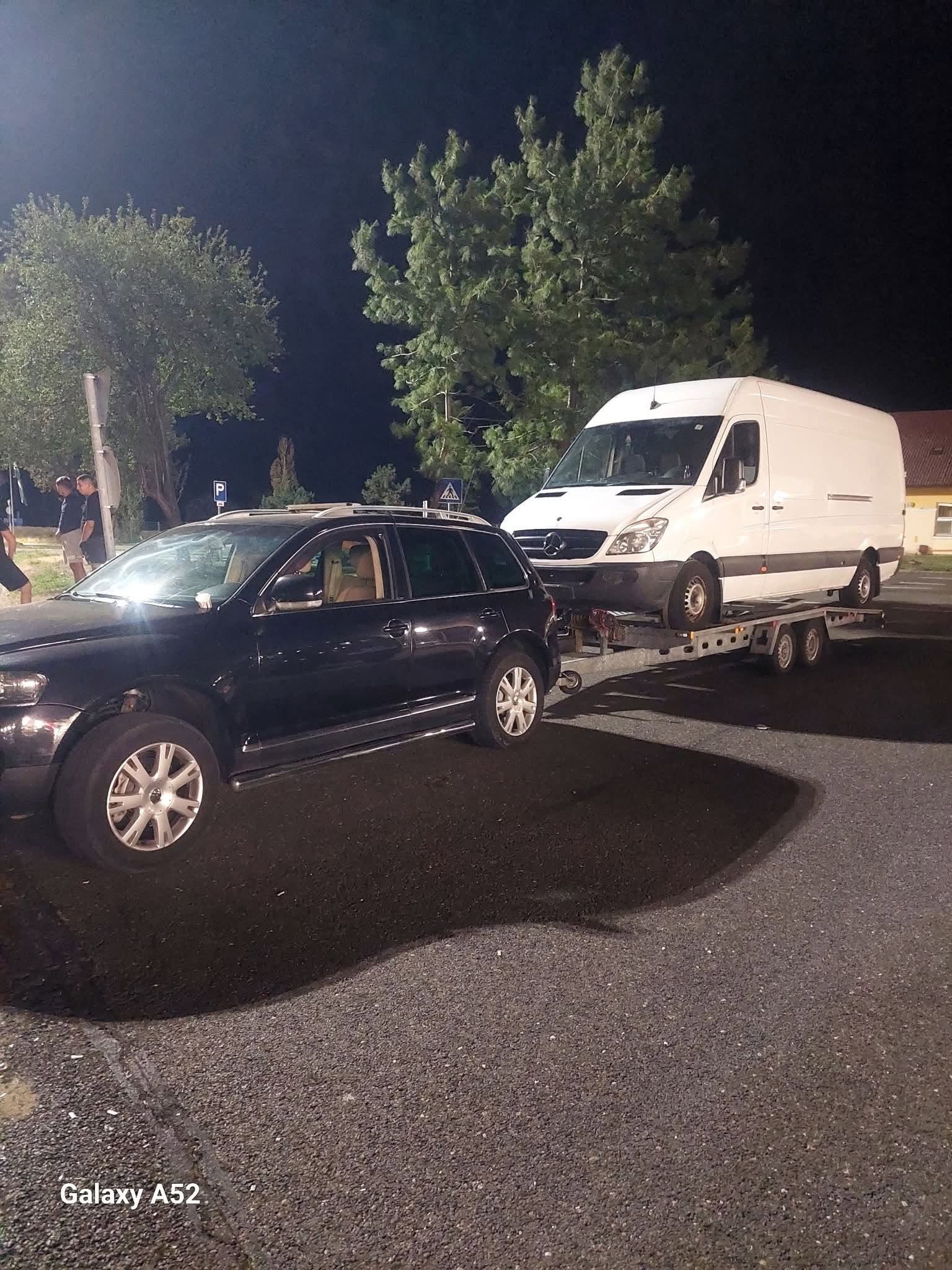 Autoutilitară pe platformă, fotografie nocturnă
